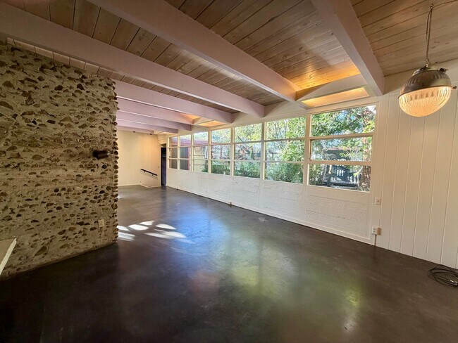 Building Photo - Unique 2 bedroom 2 bath home in Pacific Grove!