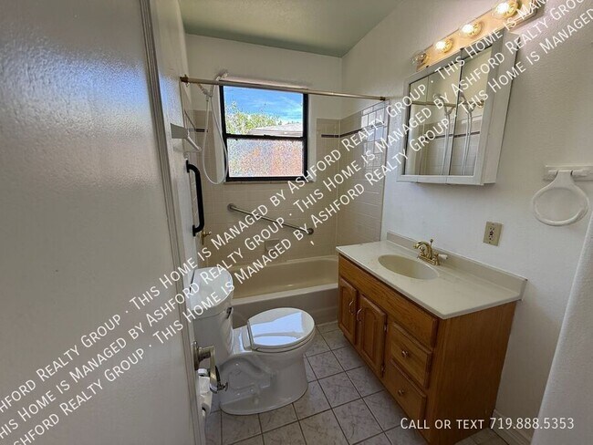 Building Photo - 1220 E San Rafael St