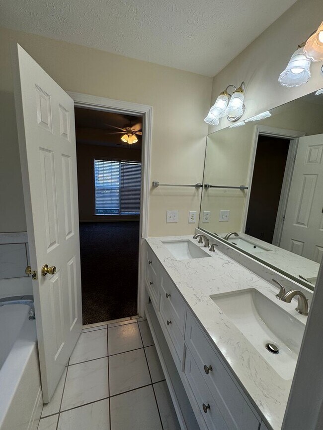Building Photo - 4 Bedrooms in Eastern Oaks