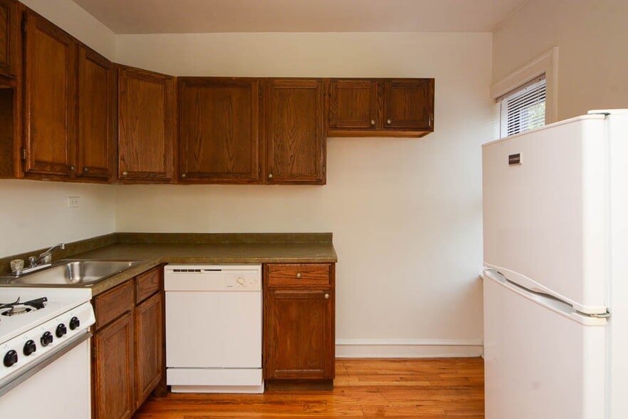 Building Photo - 545 W Wellington Ave