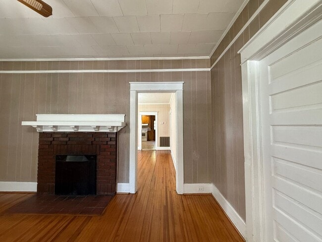 Building Photo - 3 Bedroom 1 Bath Home With Large Front Porch