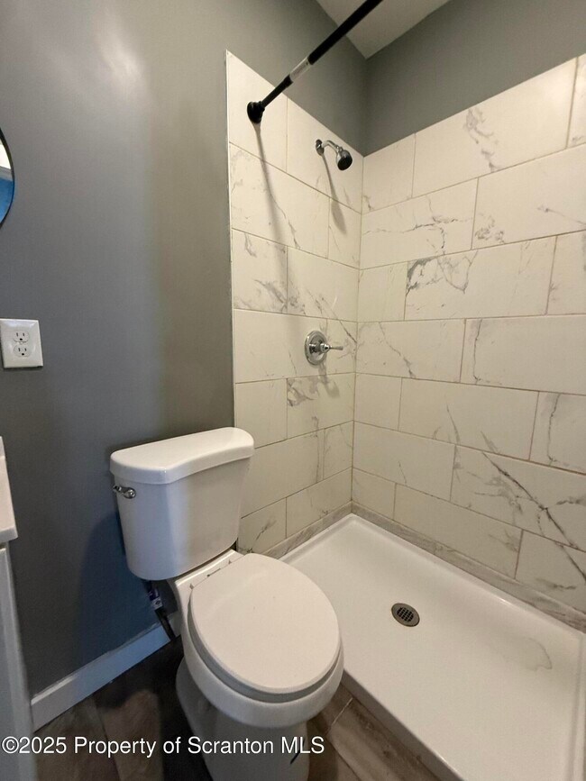 Building Photo - 2204 Golden Ave