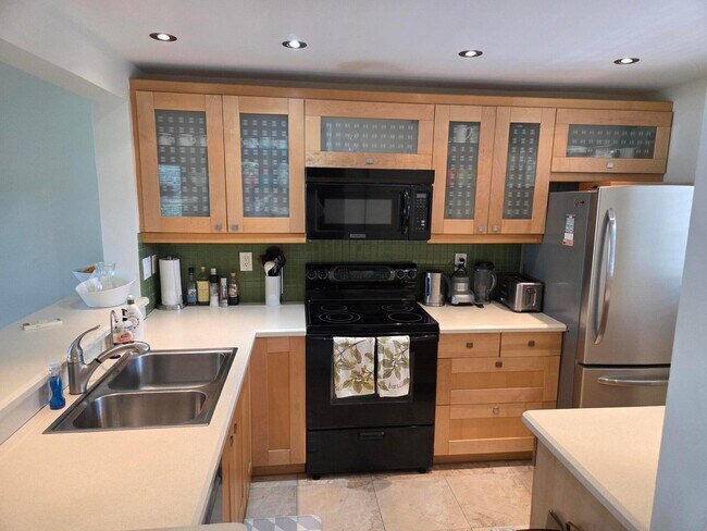 Building Photo - 1831 Sabal Palm Dr