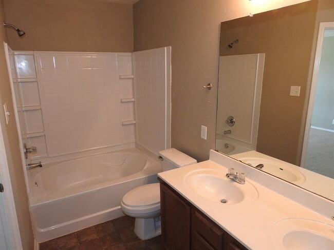 Building Photo - 571 New Country Rd