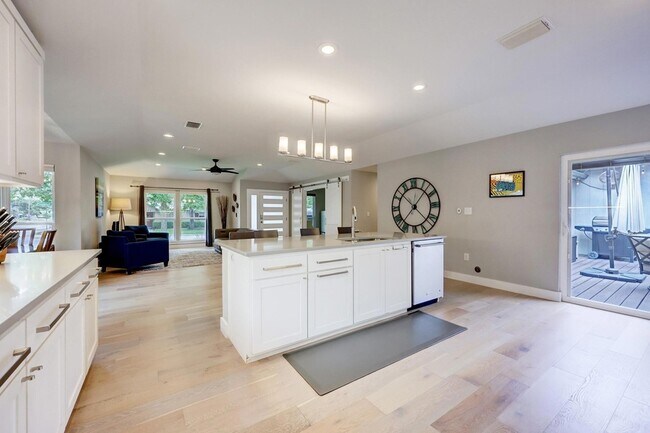 Building Photo - 2500 Pinewood Terrace