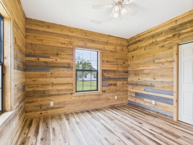 Building Photo - 2/2 Custom Cabin