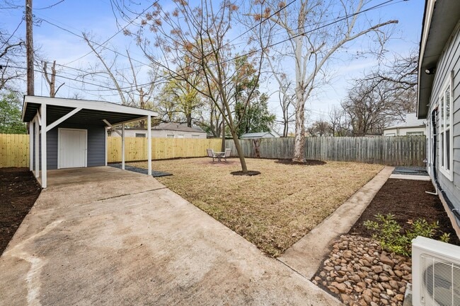 Building Photo - 2018 Remodeled 3 bed / 2 bath - wood / tile floors, fenced yard. Hyde Park / Downtown