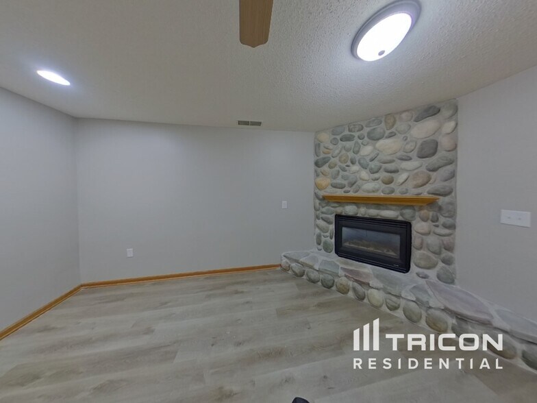 Building Photo - 209 Greenbriar Ln