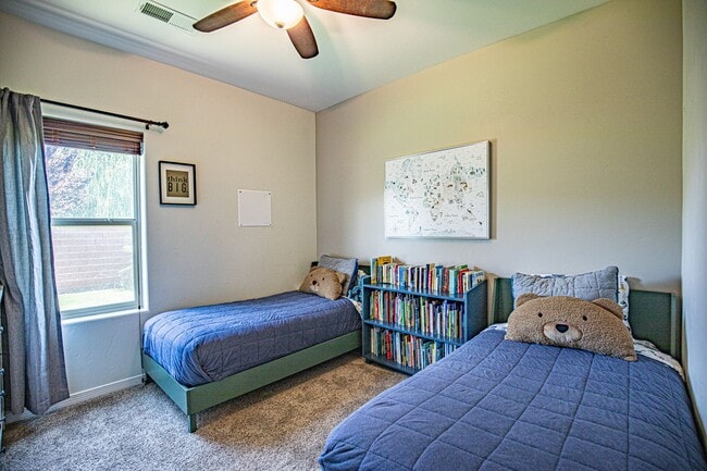 Building Photo - Beautiful 4 bedroom 2.5 bathroom