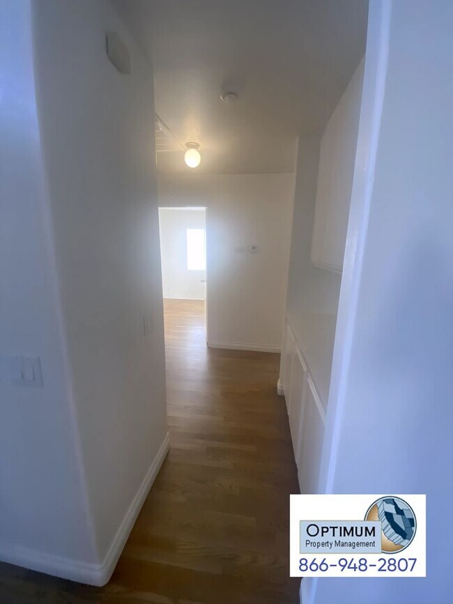 Building Photo - Charming 3-Bedroom, 2-Bathroom Home with E...