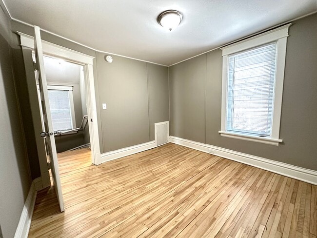 Building Photo - AVAILABLE JUNE - Beautifully Renovated 4 Bed 1 Bath in East Hillside