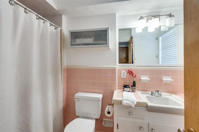 Building Photo - 9222 Livenshire Dr