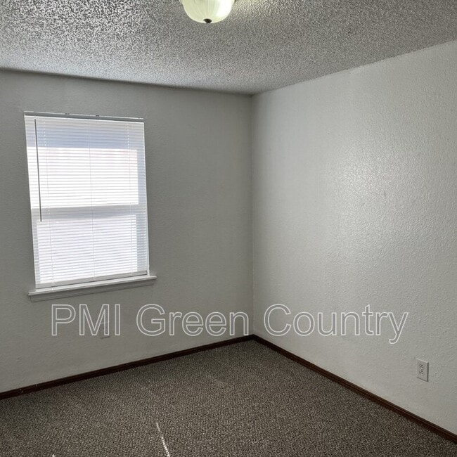 Building Photo - 404 E Redwood St