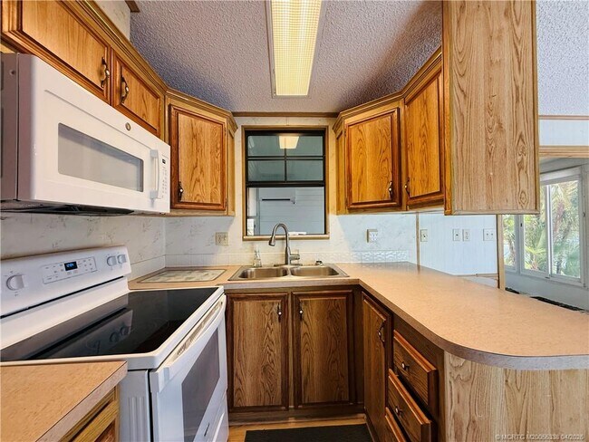 Building Photo - 10851 S Ocean Dr