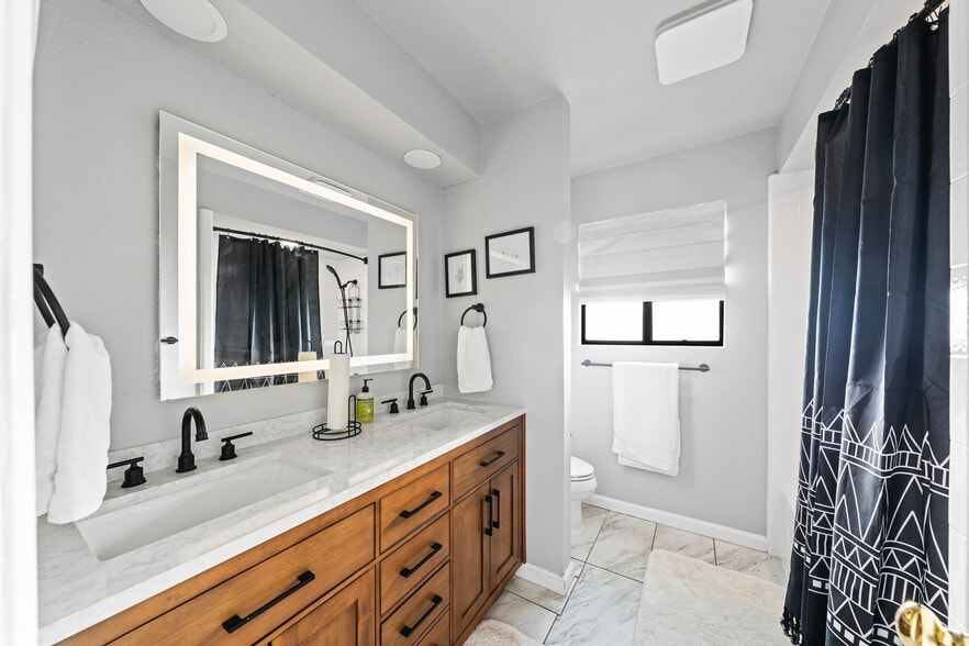 Main Bathroom - 29930 Mayflower Dr
