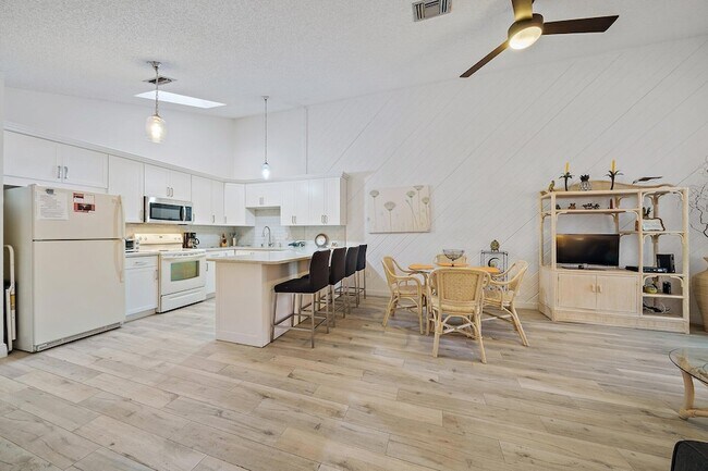 Building Photo - 1801 S US Hwy 1