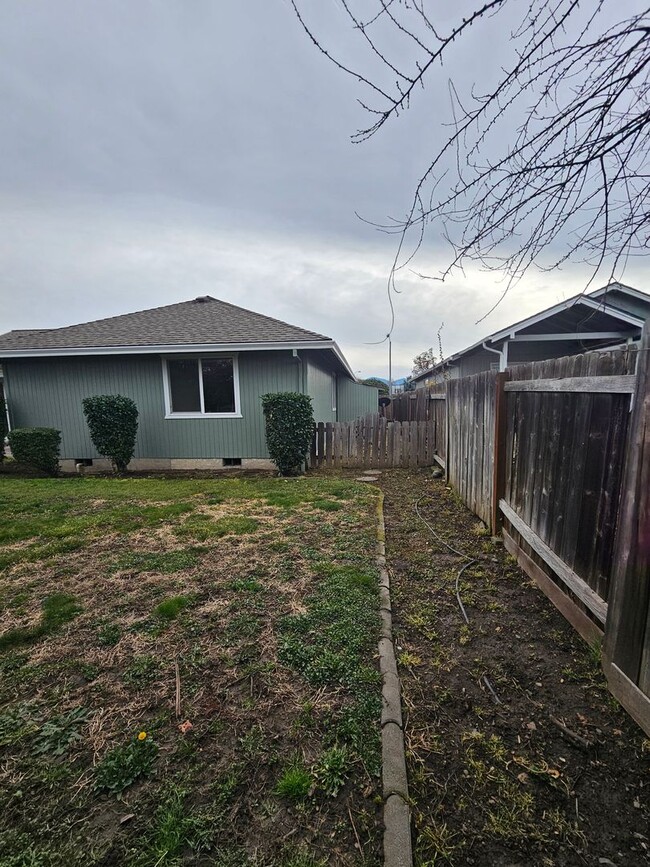 Building Photo - Lovely Central Point Home in Convenient Location