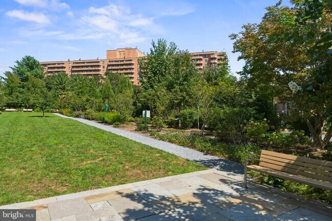 Building Photo - 3217 Sutton Pl NW