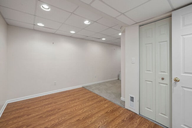 Basement room with two closets - 525 Meade Ave