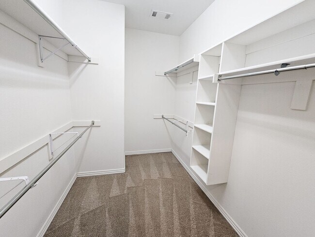 Building Photo - Spacious 3 Bedroom/2.5 Bathroom Chaffee Cr...