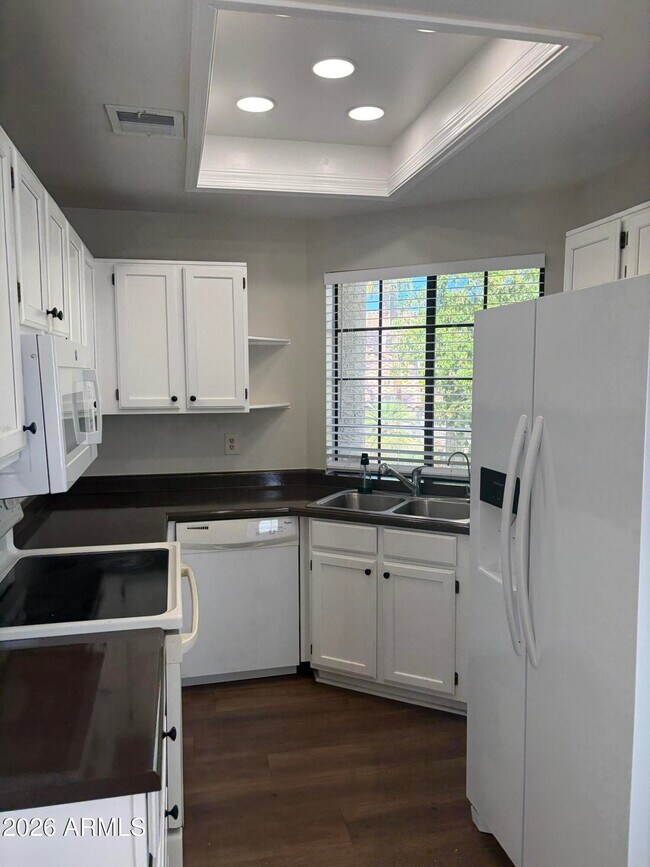 Building Photo - 930 N Mesa Dr