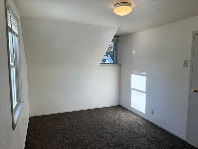 Building Photo - Charming 1 Bedroom Cottage with Bonus Room...