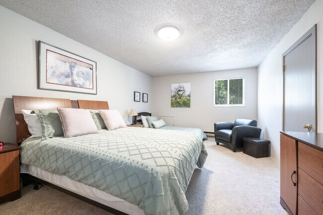 Building Photo - Westside 2BD Duplex