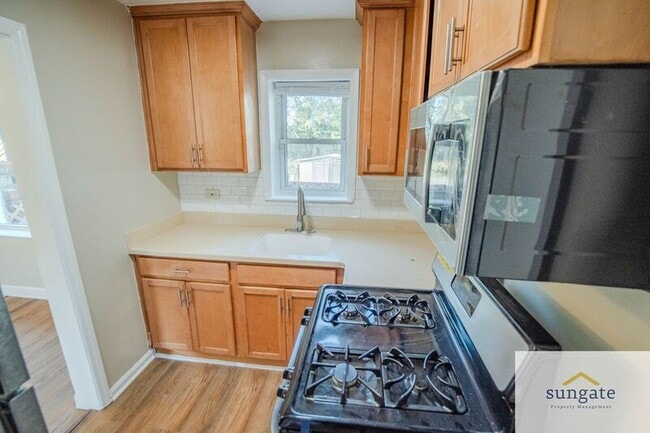 Building Photo - 5318 Patrick Henry Dr