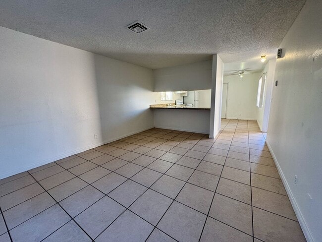 Building Photo - Single-story 1 bedroom unit available for immediate move-in!
