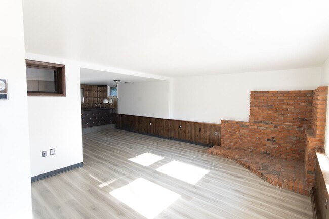 Building Photo - 421 N Rouse Ave