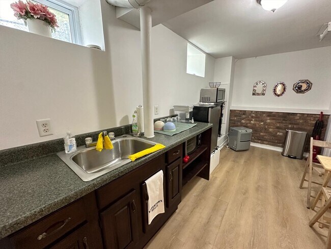 Building Photo - 14 Ashfield St