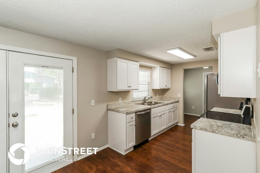 Building Photo - 2433 Justin Rd E