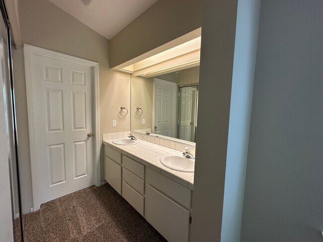 Building Photo - 2-Bedroom Home with Loft in Lakeridge Springs