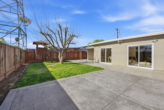 Building Photo - 4498 Ladner St