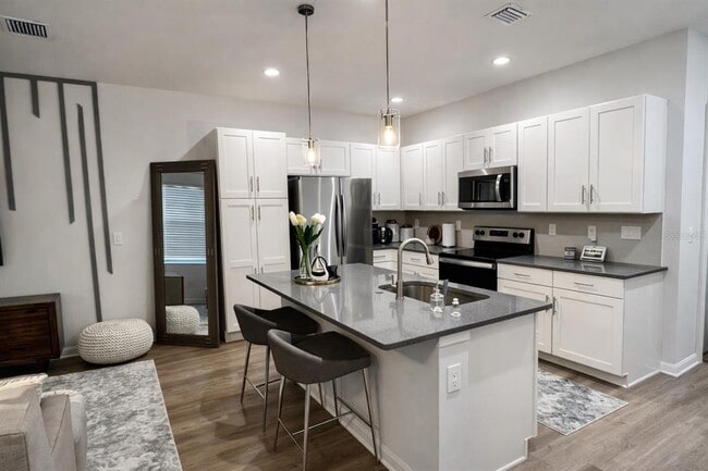 Building Photo - 3413 E Louisiana Ave