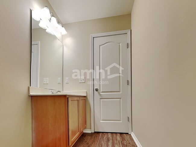 Building Photo - 423 Kerriann Ln