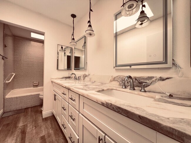 Building Photo - Mission Valley Large Two Bedroom Two Bathroom Condo for Rent