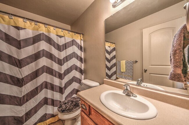 Building Photo - Beautiful townhome near little valley