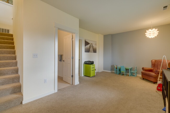 Building Photo - Beautiful open layout 2-level townhome!