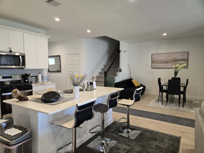 Building Photo - 10001 N Fulshear Dr