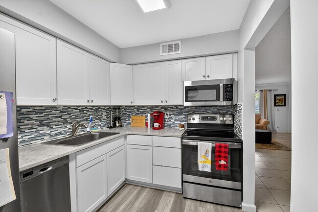 Building Photo - 9810 Pineapple Tree Dr