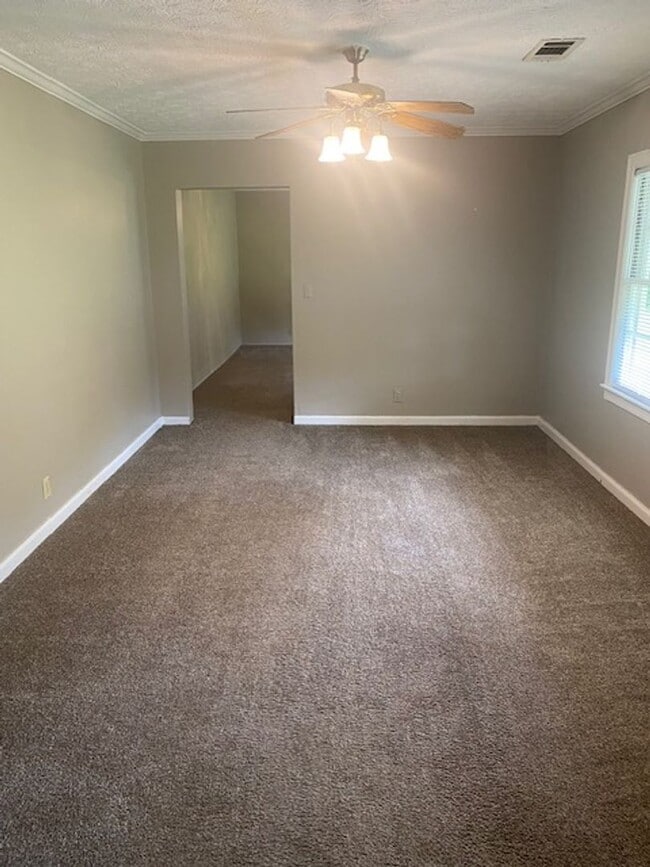 Building Photo - Quiet and Cozy Living in Columbus