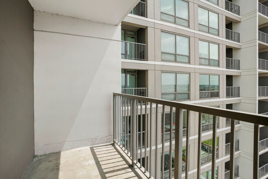 Building Photo - 879 S Clark St