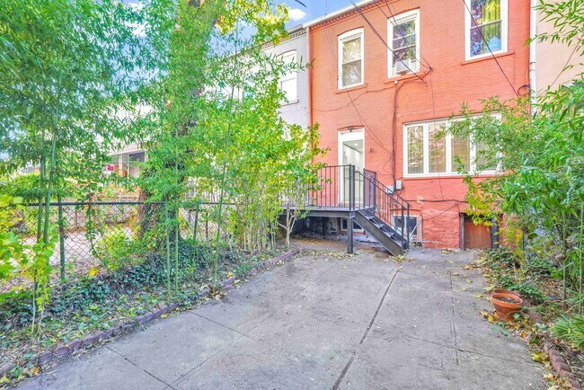 Building Photo - Spacious and Bright Renovated Parlour 2 BR/1BA with  Exclusive Backyard Access