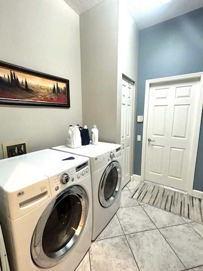 Building Photo - AVAILABLE May 1- 0CT 31ST .FURNISHED/SEASONAL.  3/2 POOL HOME IN ROSEDALE!