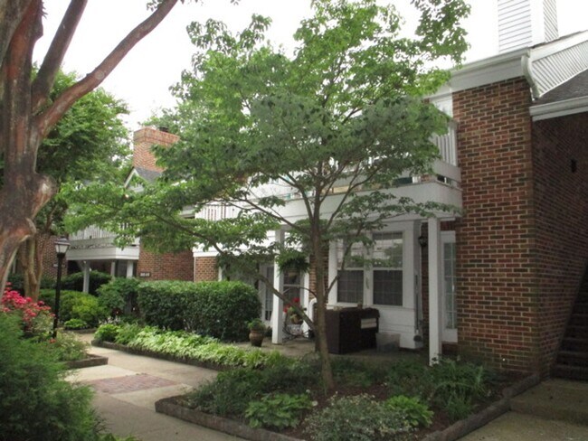 Building Photo - Tucked Away Condo with Balcony near Shirlington