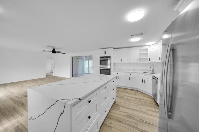 Building Photo - 3307 Pinetree St