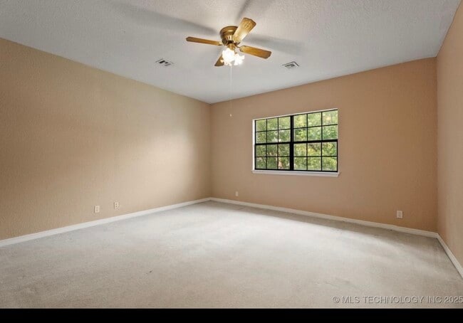 Building Photo - 806 S Osage Ave