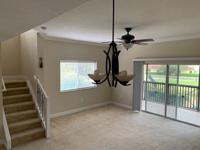 Building Photo - Beautiful Townhouse Style Apartment availa...