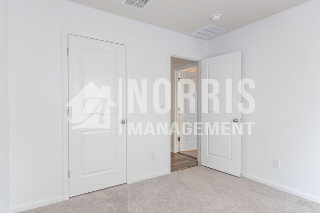 Building Photo - Newer Home in a Great Location to the Freeway